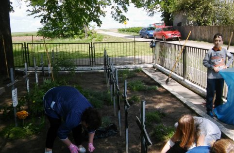 Porządkowanie mogił w Szarajówce