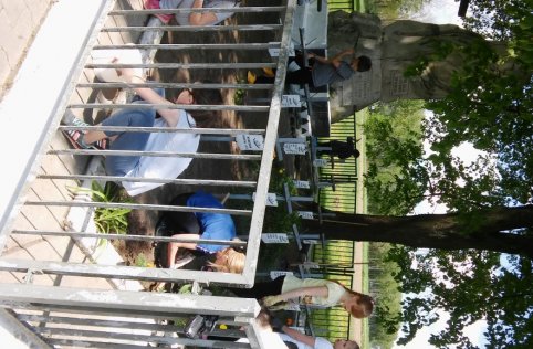 Porządkowanie mogił w Szarajówce