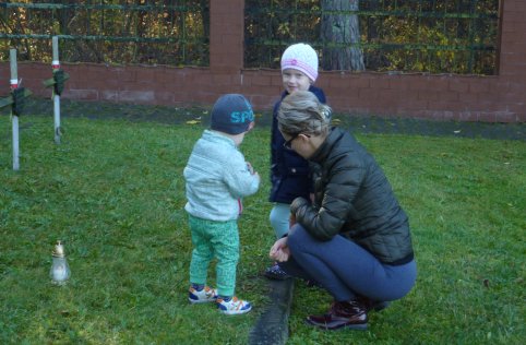 Przedszkolaki na cmentarzu