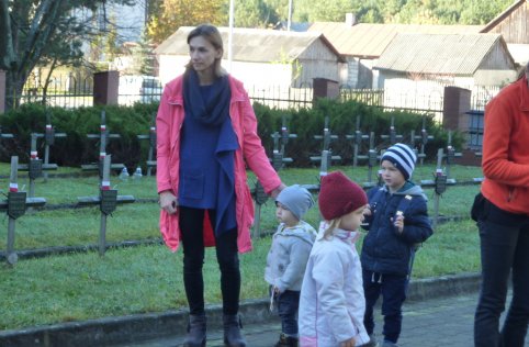 Przedszkolaki na cmentarzu