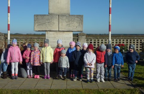 Przedszkolaki na cmentarzu