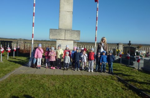 Przedszkolaki na cmentarzu