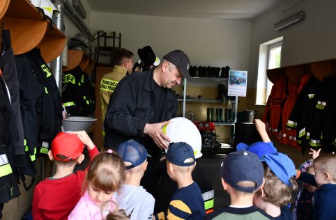 Spotkanie przedszkolaków ze strażakami