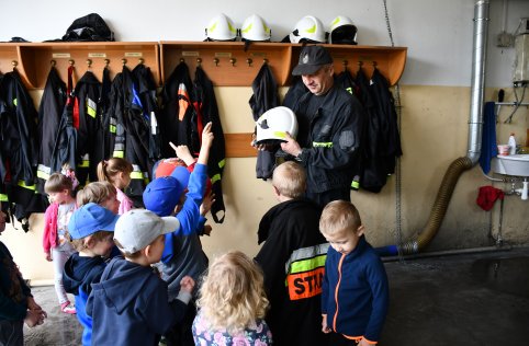 Spotkanie przedszkolaków ze strażakami