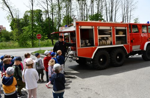 Spotkanie przedszkolaków ze strażakami