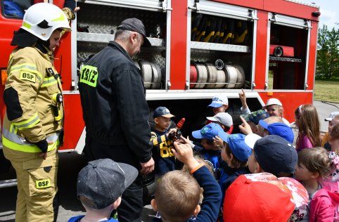 Spotkanie przedszkolaków ze strażakami