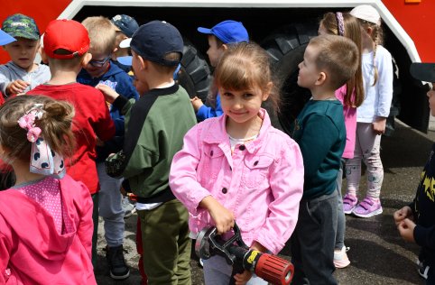 Spotkanie przedszkolaków ze strażakami