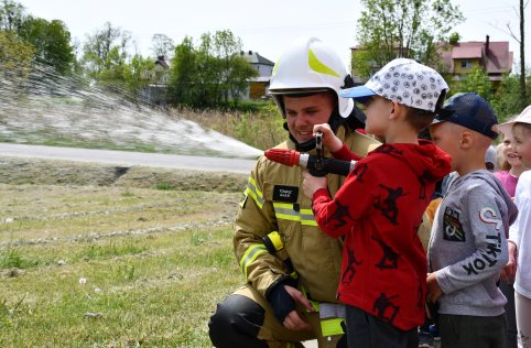 Spotkanie przedszkolaków ze strażakami