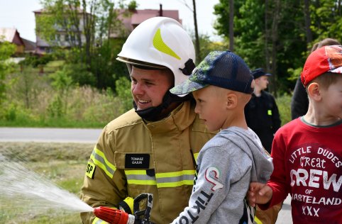 Spotkanie przedszkolaków ze strażakami