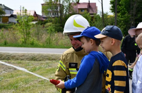 Spotkanie przedszkolaków ze strażakami