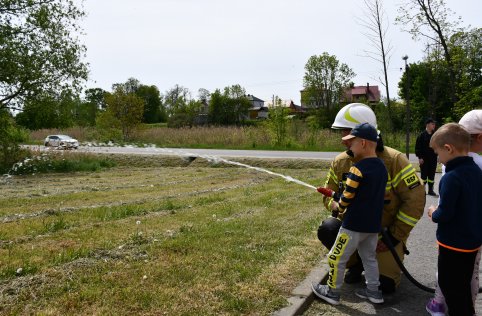 Spotkanie przedszkolaków ze strażakami