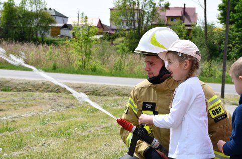 Spotkanie przedszkolaków ze strażakami