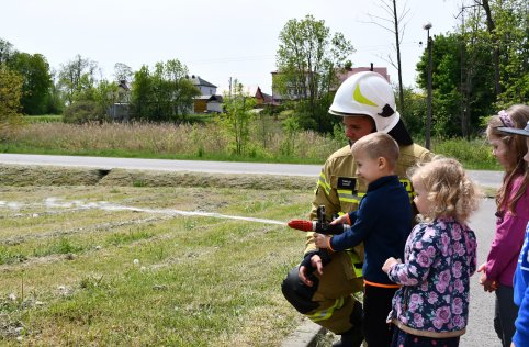 Spotkanie przedszkolaków ze strażakami