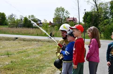 Spotkanie przedszkolaków ze strażakami