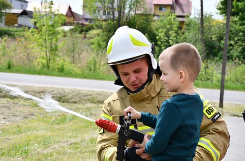 Spotkanie przedszkolaków ze strażakami
