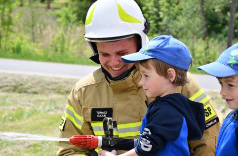 Spotkanie przedszkolaków ze strażakami