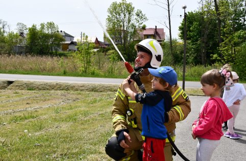 Spotkanie przedszkolaków ze strażakami