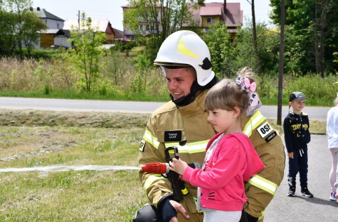 Spotkanie przedszkolaków ze strażakami