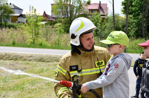 Spotkanie przedszkolaków ze strażakami