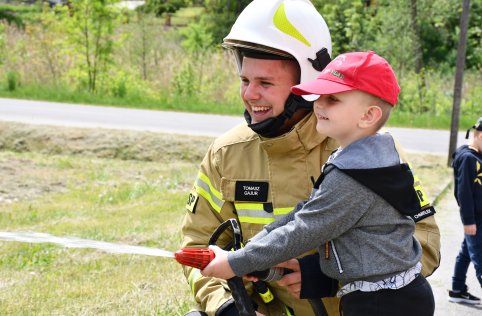 Spotkanie przedszkolaków ze strażakami