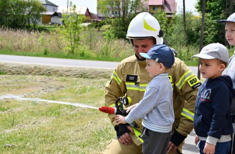 Spotkanie przedszkolaków ze strażakami