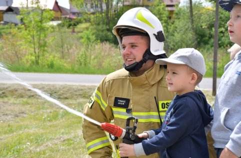 Spotkanie przedszkolaków ze strażakami