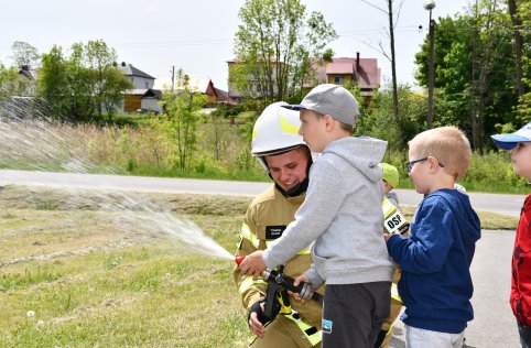 Spotkanie przedszkolaków ze strażakami