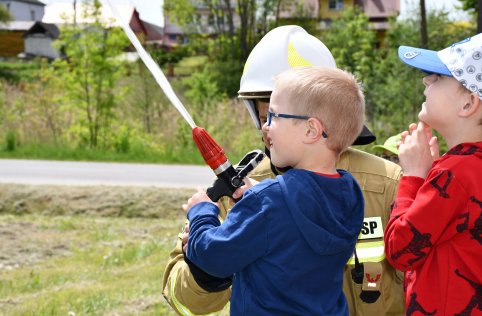 Spotkanie przedszkolaków ze strażakami