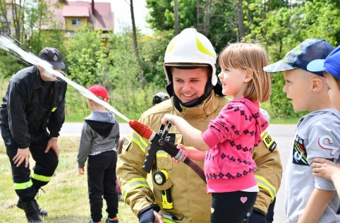 Spotkanie przedszkolaków ze strażakami