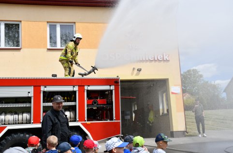 Spotkanie przedszkolaków ze strażakami