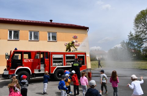 Spotkanie przedszkolaków ze strażakami