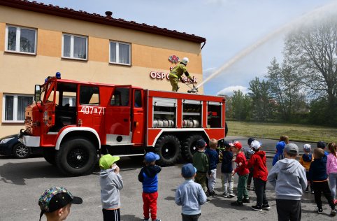 Spotkanie przedszkolaków ze strażakami