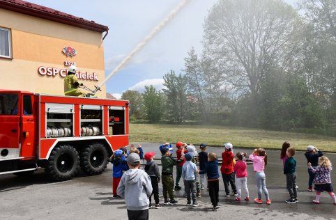 Spotkanie przedszkolaków ze strażakami