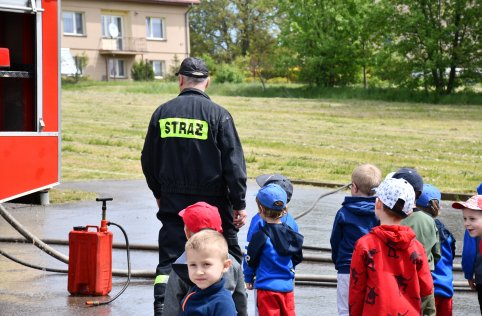 Spotkanie przedszkolaków ze strażakami