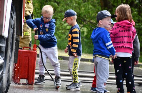 Spotkanie przedszkolaków ze strażakami