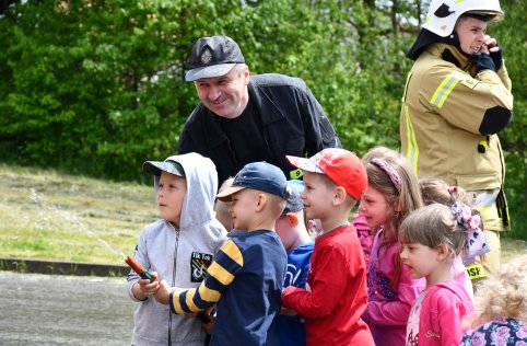 Spotkanie przedszkolaków ze strażakami