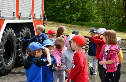 Spotkanie przedszkolaków ze strażakami