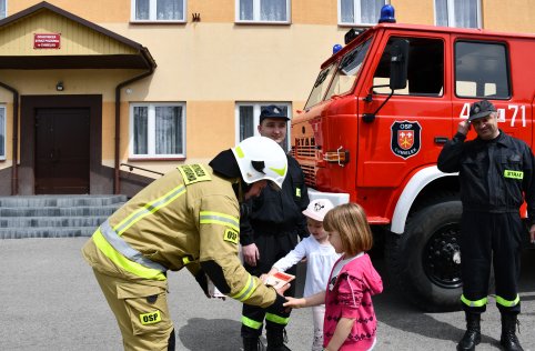 Spotkanie przedszkolaków ze strażakami