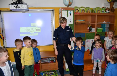 Spotkanie przedszkolaków z policjantką