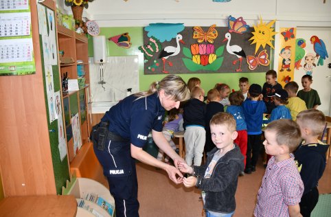 Spotkanie przedszkolaków z policjantką