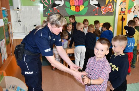 Spotkanie przedszkolaków z policjantką