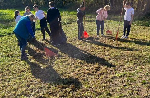 Sprzątanie cmentarza w Szarajówce - październik 2022