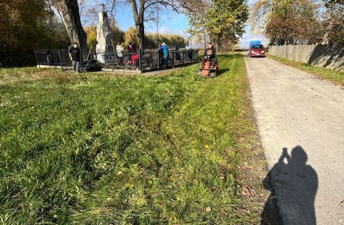 Sprzątanie cmentarza w Szarajówce - październik 2022