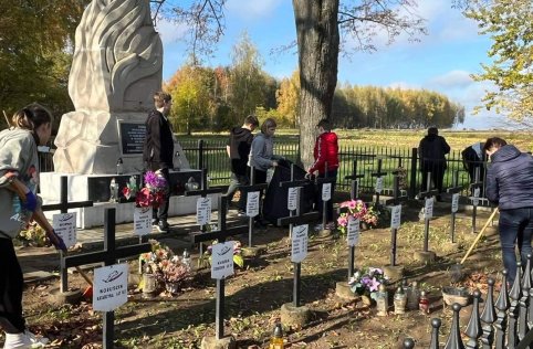 Sprzątanie cmentarza w Szarajówce - październik 2022