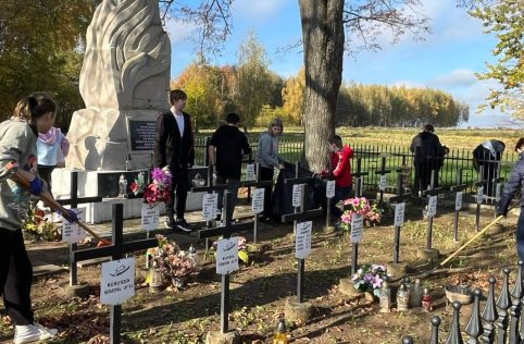 Sprzątanie cmentarza w Szarajówce - październik 2022