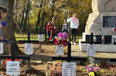 Sprzątanie cmentarza w Szarajówce - październik 2022