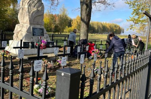 Sprzątanie cmentarza w Szarajówce - październik 2022