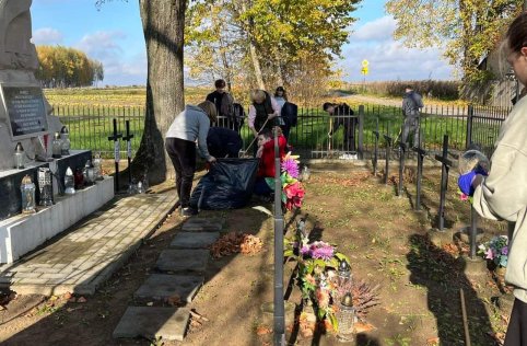 Sprzątanie cmentarza w Szarajówce - październik 2022