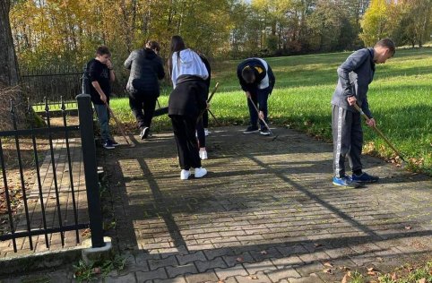 Sprzątanie cmentarza w Szarajówce - październik 2022