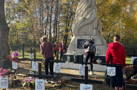 Sprzątanie cmentarza w Szarajówce - październik 2022